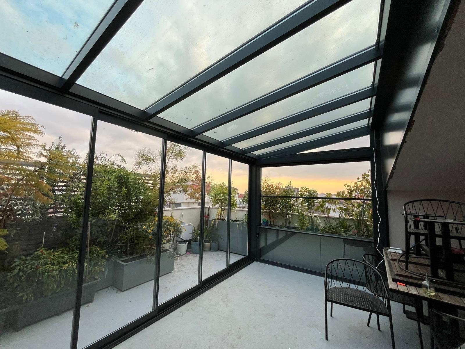   סגירת זכוכית למרפסת